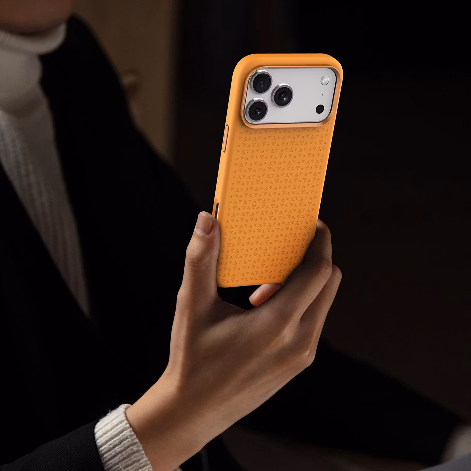 LVLFIOM17POG10 قاب سیلیکونی سری ۱۷ لولو Levelo Fiora MagSafe Liquid Silicone Case - تصویر 1